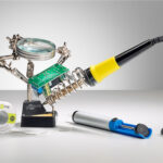 GOOBAY βάση στήριξης πλακέτας 76560 με μεγεθυντικό φακό & θέση για κολλητήρι