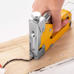 DELI καρφωτικό χειρός συνδετήρων DL238104 με 6000x συνδετήρες