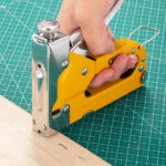 DELI καρφωτικό χειρός συνδετήρων DL238104 με 6000x συνδετήρες