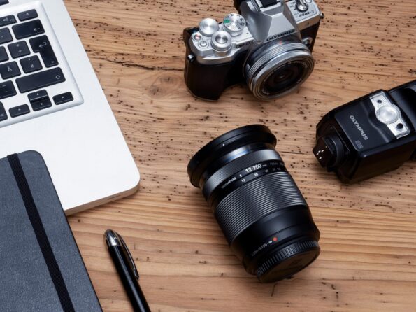 LENSES_EZ-M1220_E-M10_Mark_III_silver__Mood_004_lores